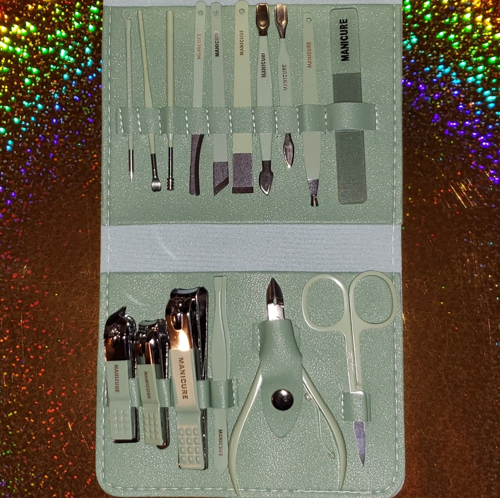 16 Pc Make Up Kit & Manicure Set